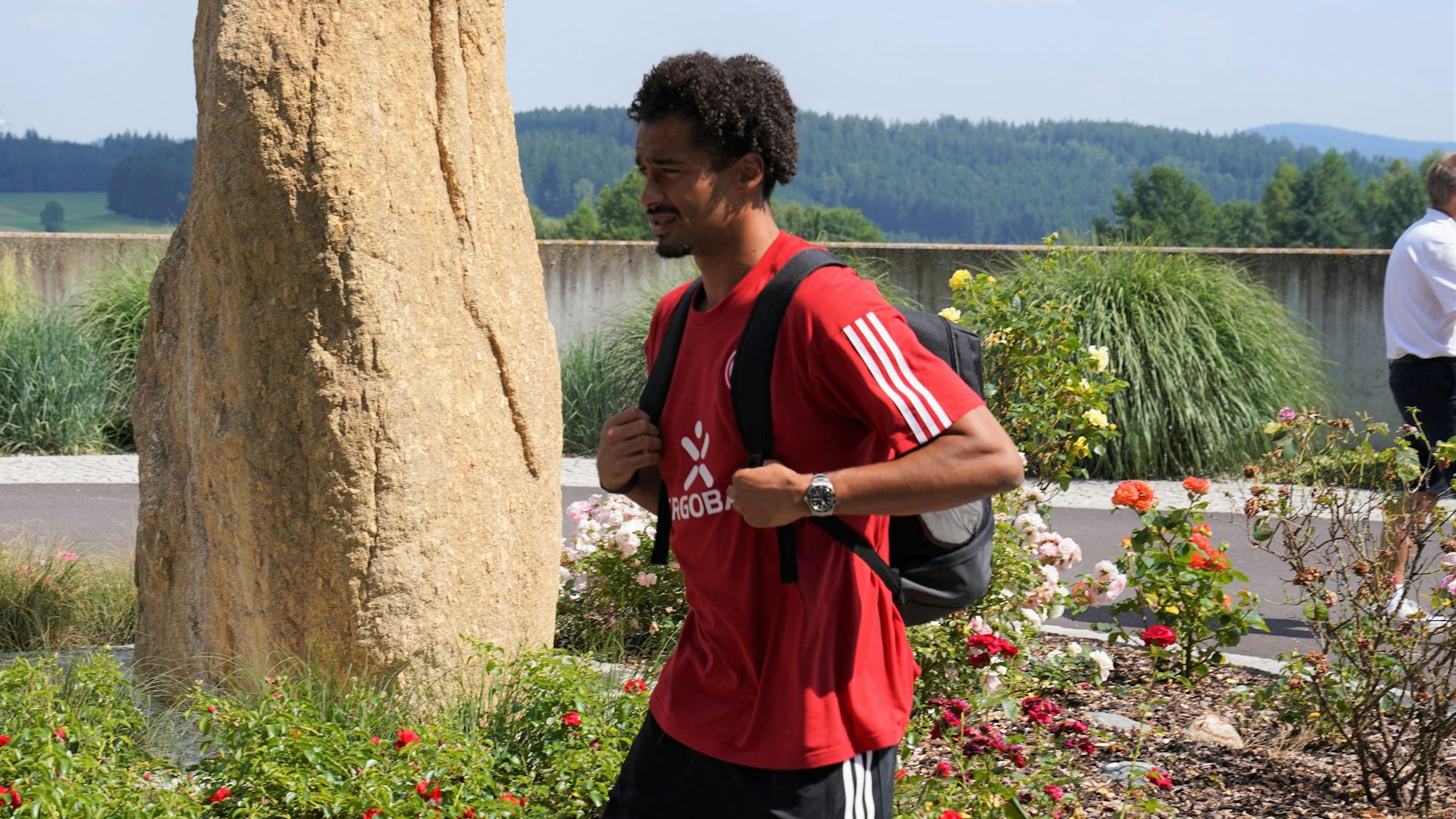 Emmanuel Iyoha kommt am Team-Hotel von Fortuna Düsseldorf in Bad Leonfelden an.