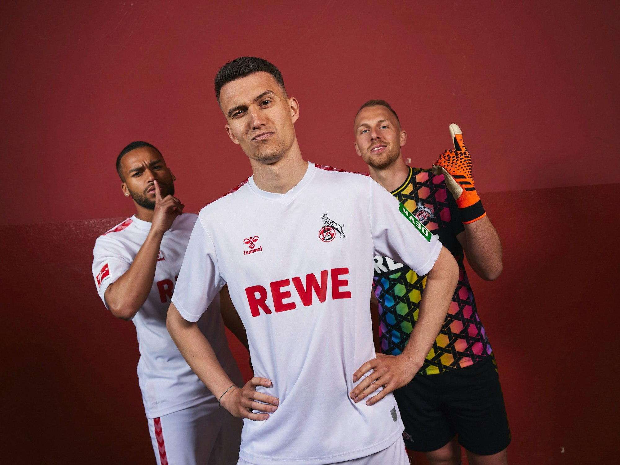 Spieler des 1. FC Köln posieren mit dem neuen Trikot für die kommende Saison.