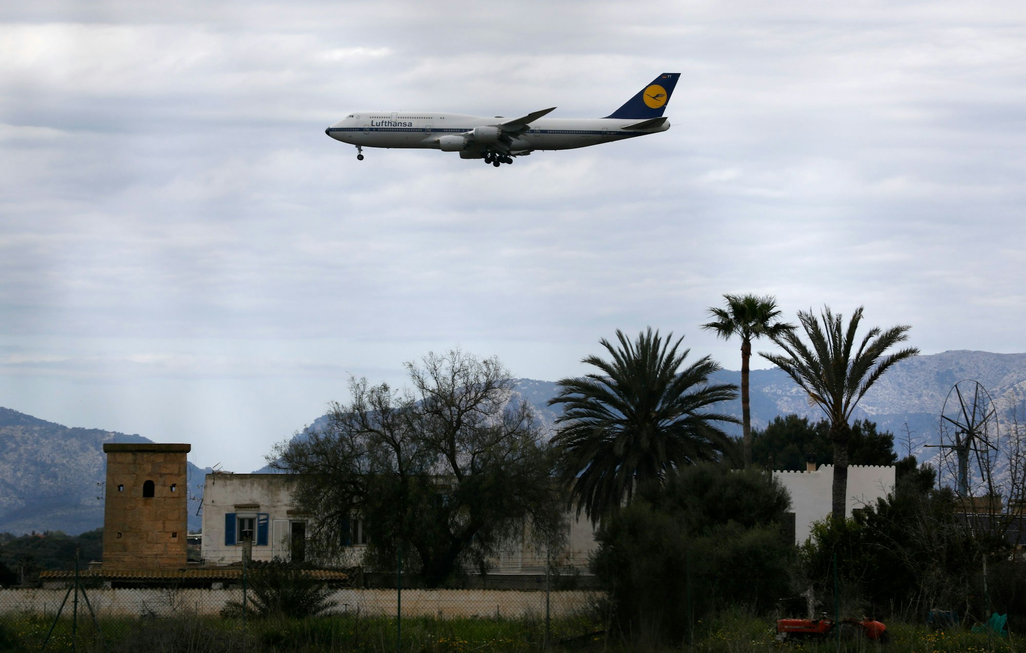 Ein Flugzeug der Lufthansa landet am Flughafen von Palma de Mallorca.