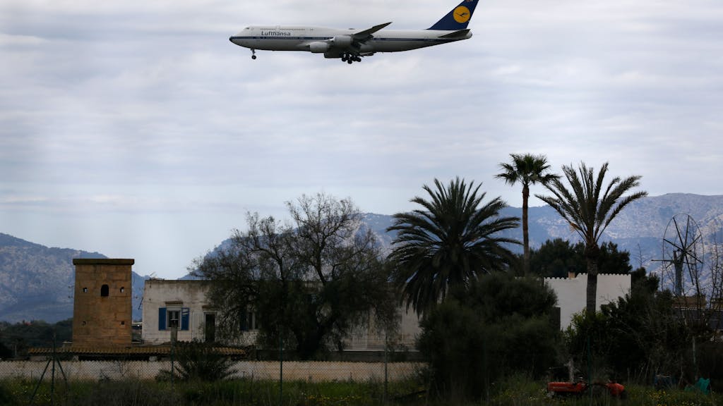 Ein Flugzeug der Lufthansa landet am Flughafen von Palma de Mallorca.&nbsp;