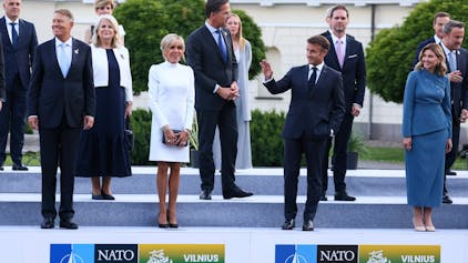 Nato-Gipfel in litauischen Vilnius: Die Staatsoberhäupter der Nato-Staaten und ihre Partner posieren nach einem gemeinsamen Abendessen.