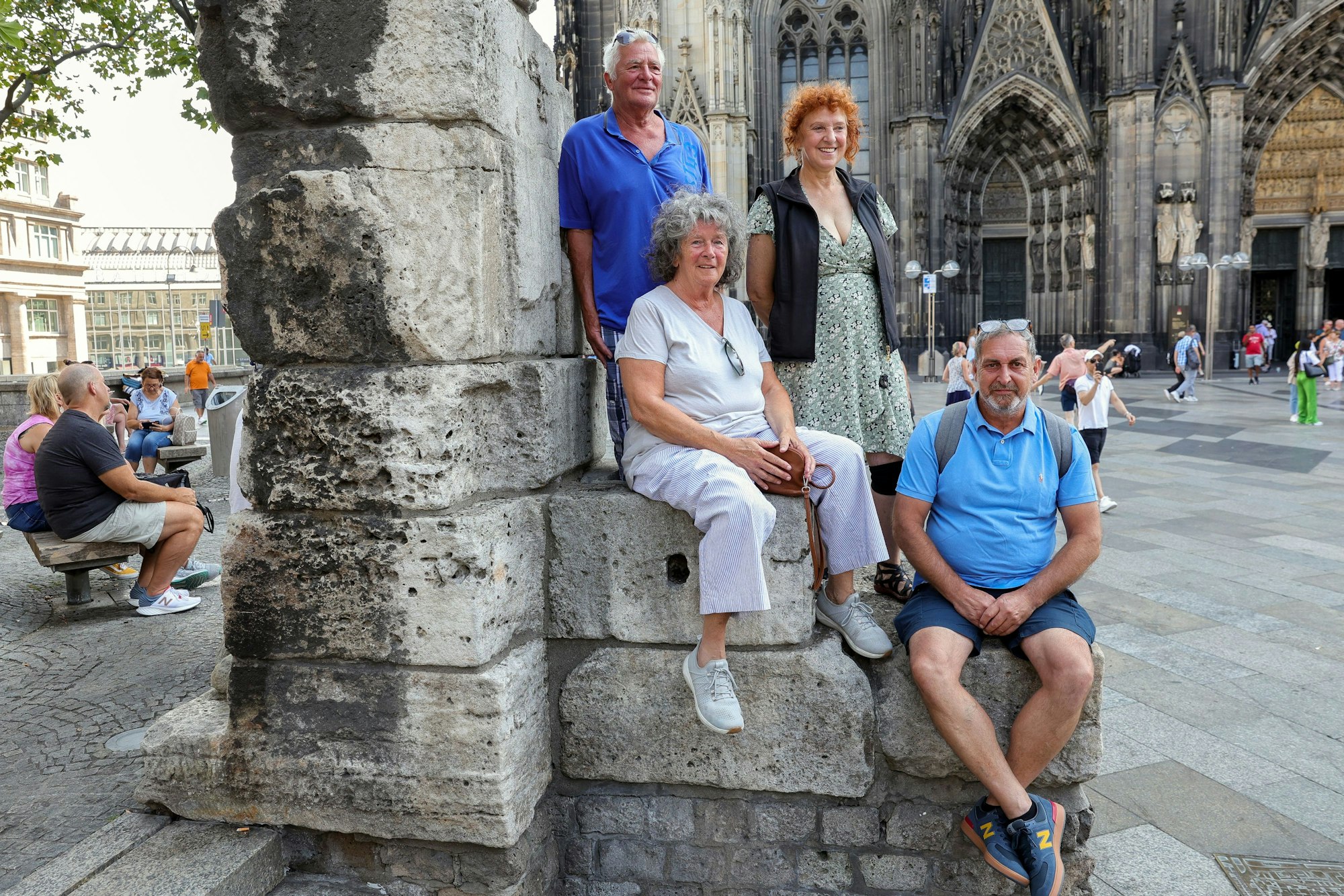 Hartmut Kramer, Ilona Priebe und ihre Kollegen Brigitte und Ronald Jankevics vom Verein „Guides Köln“ am Römertor