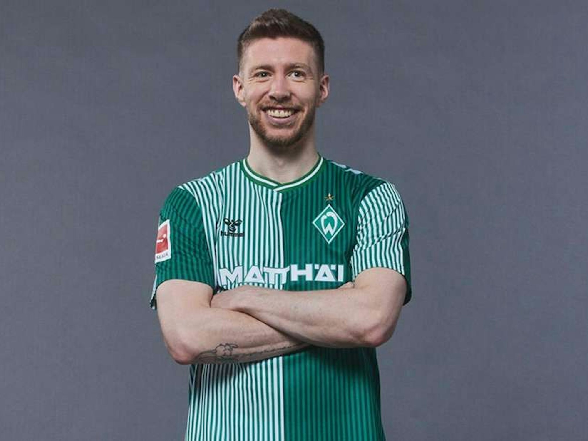 Bremen Spieler Mitchell Weiser posiert im neuen Trikot des SV Werder Bremen.