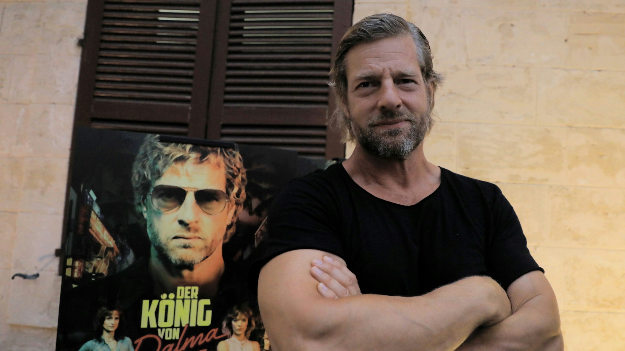 Der Schauspieler Henning Baum feiert bei der Premiere der TV-Serie „König von Palma“ im Innenhof der Misericordia-Kirche in Palma de Mallorca.