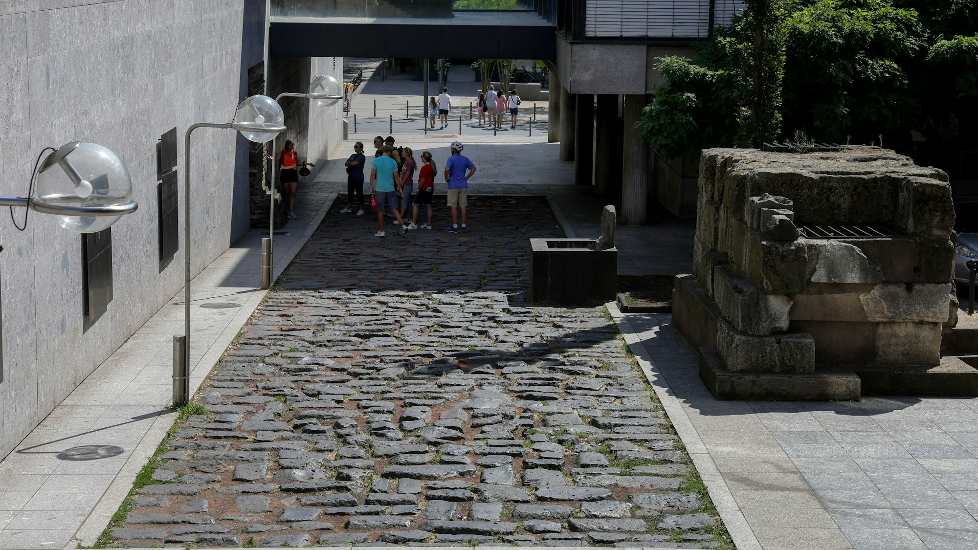 Die historische Römerstraße mit den großen Pflastersteinen