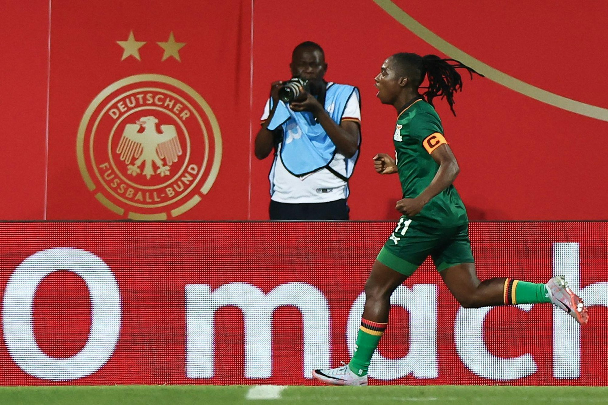 Barbra Banda aus Sambia jubelt über ihren Treffer gegen die deutsche Frauen-Auswahl.