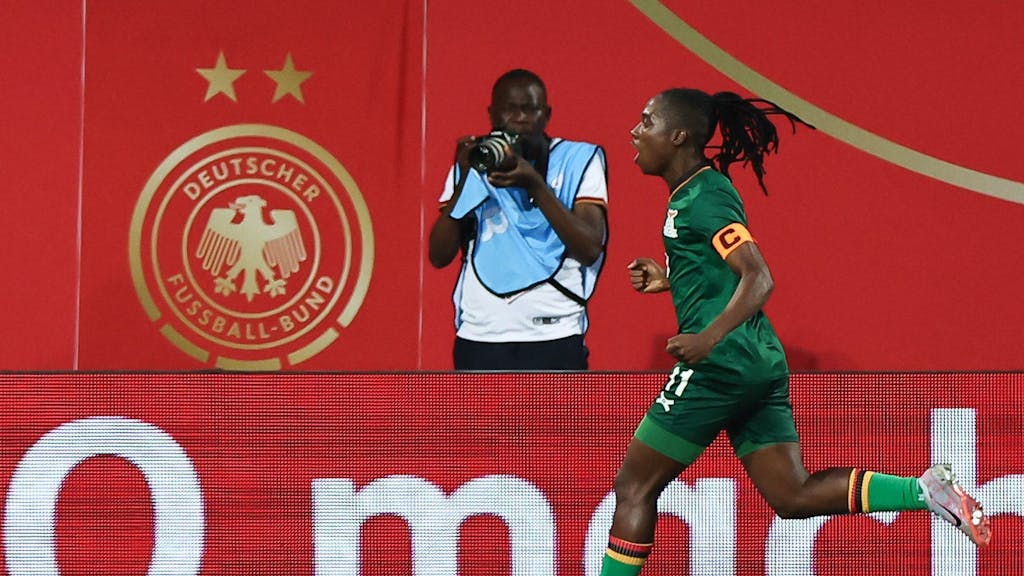 Barbra Banda aus Sambia jubelt über ihren Treffer gegen die deutsche Frauen-Auswahl.