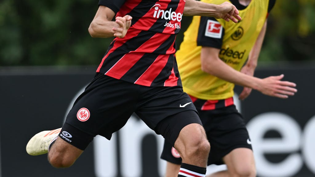Die Neuzugänge Ellyes Skhiri (l) und Hugo Larsson nehmen am offiziellen Trainingsauftakt von Eintracht Frankfurt am Stadion teil.