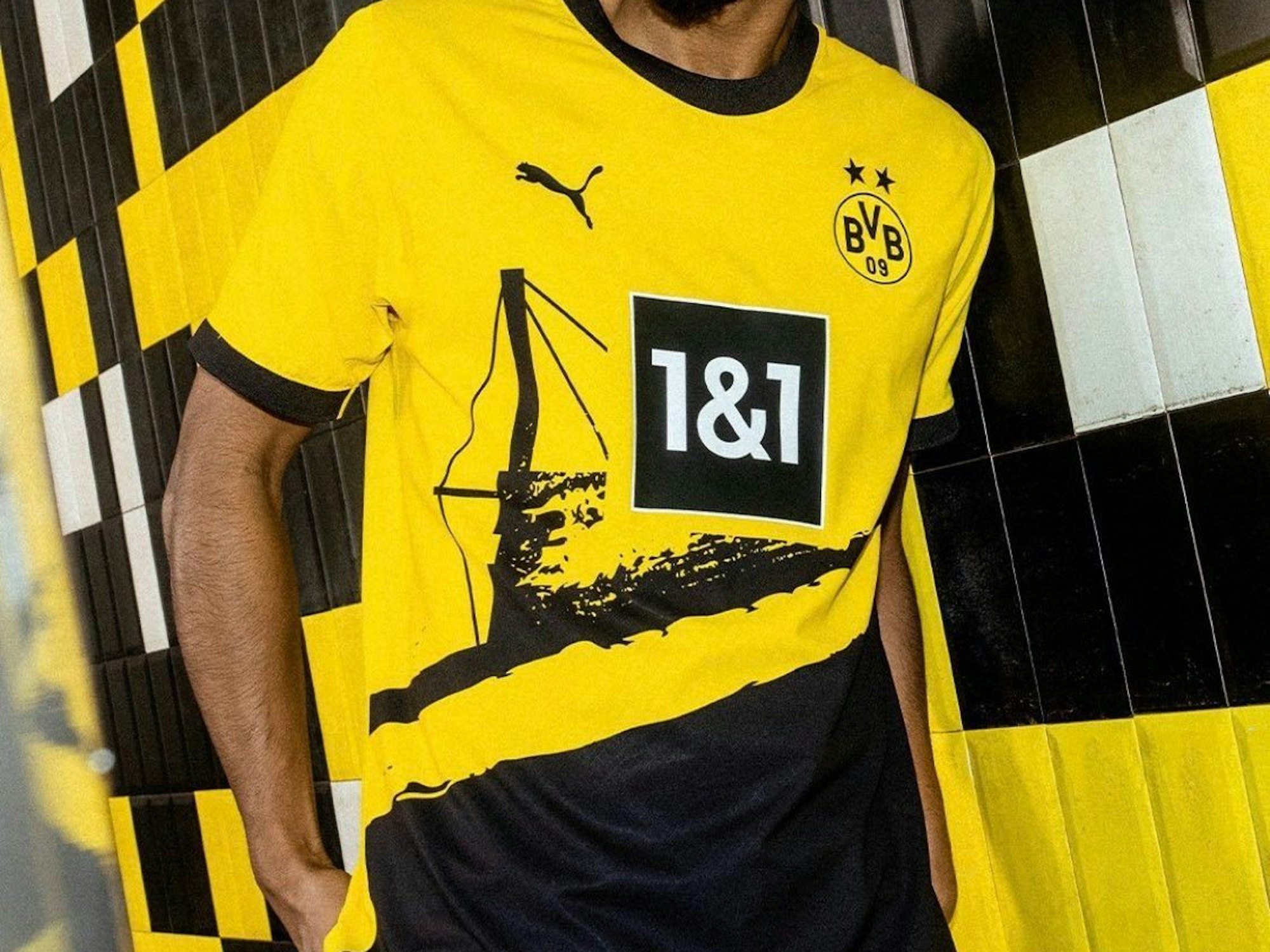 Ein Spieler des BVB posiert im neuen Heimtrikot der Dortmunder.