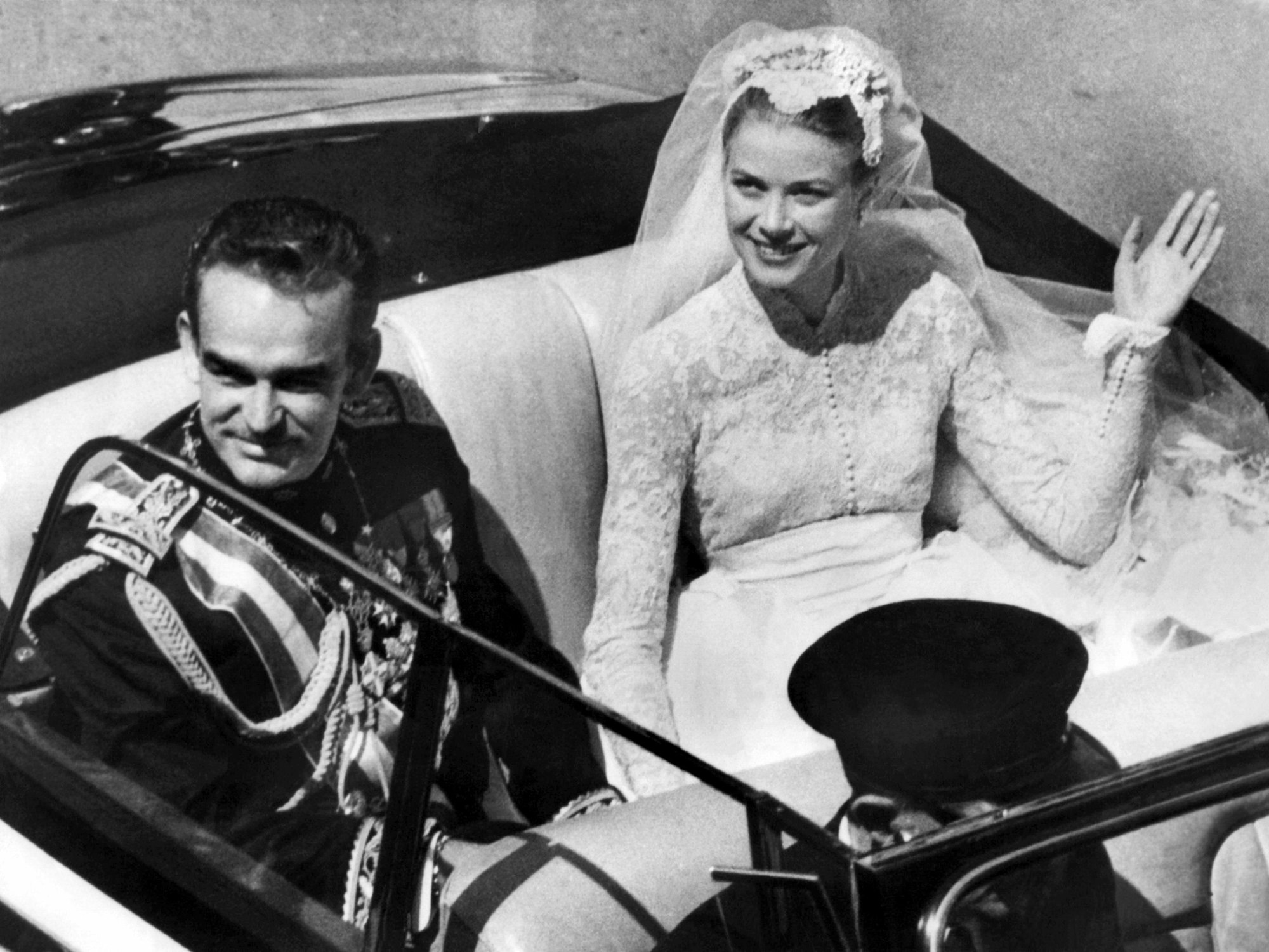 Nach ihrer Hochzeit fahren Fürst Rainier III und seine Braut Grace Kelly am 19.04.1956 durch Monaco.