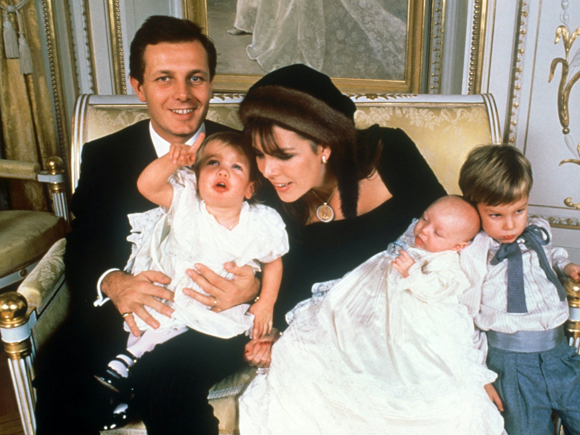 Prinzessin Caroline von Monaco sitzt mit ihrem damaligen Ehemann Stefano Casiraghi und den gemeinsamen Kindern (l-r) Charlotte Marie Pomeline, Täufling Pierre und Andrea Albert auf einem Sofa.