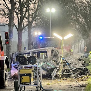 Tödlicher Verkehrsunfall am 26. März 2022 auf der Wahnbachtalstraße zwischen Siegburg-Kaldauen und Siegburg, zwei Jugendliche starben im Auto, das in Flammen aufging, einer wurde gerettet. Der Mercedes Vito brannte aus.
