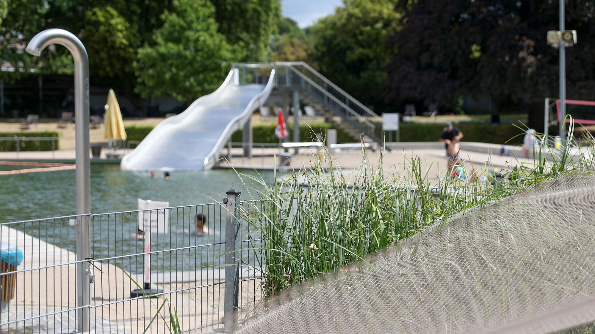 Das Bild zeigt die Wasserrutsche im Lentpark Freibad.