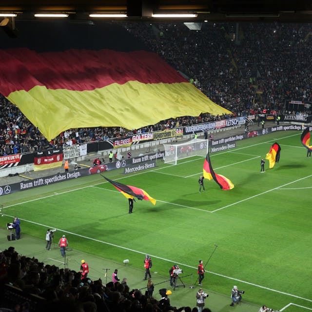 Die Fans halten vor Spielbeginn eine große Deutschlandflagge über ihren Köpfen.