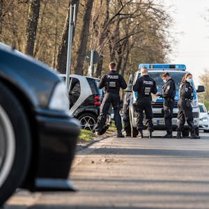 Polizeibeamte kontrollieren Autofahrer auf der Alfred-Schütte-Allee.&nbsp;