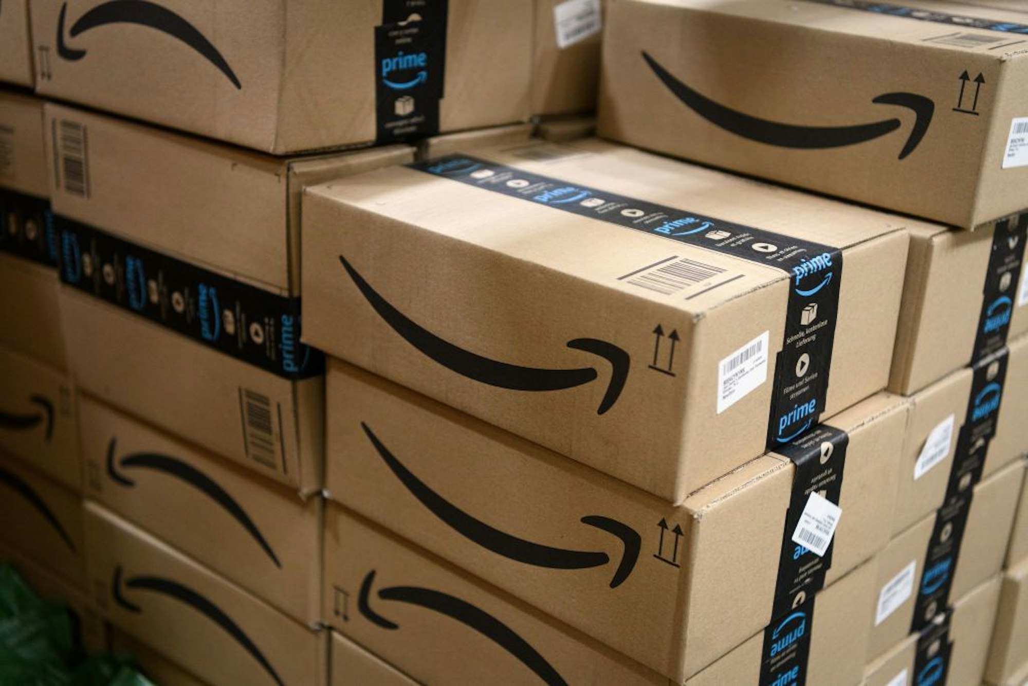 Amazon Prime Pakete auf einem großen Stapel.