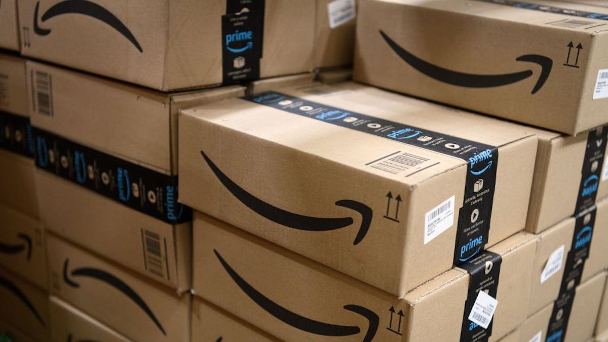 Amazon Prime Pakete auf einem großen Stapel.