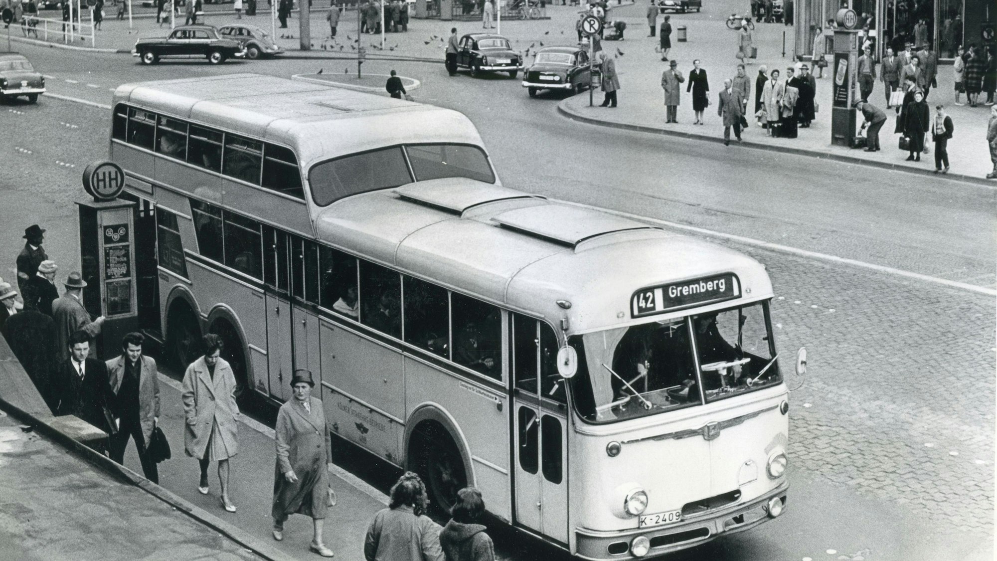 1961, Köln: Ein Bus vom Typ Büssing/Ludewig wartet auf der Trankgasse am Hauptbahnhof.