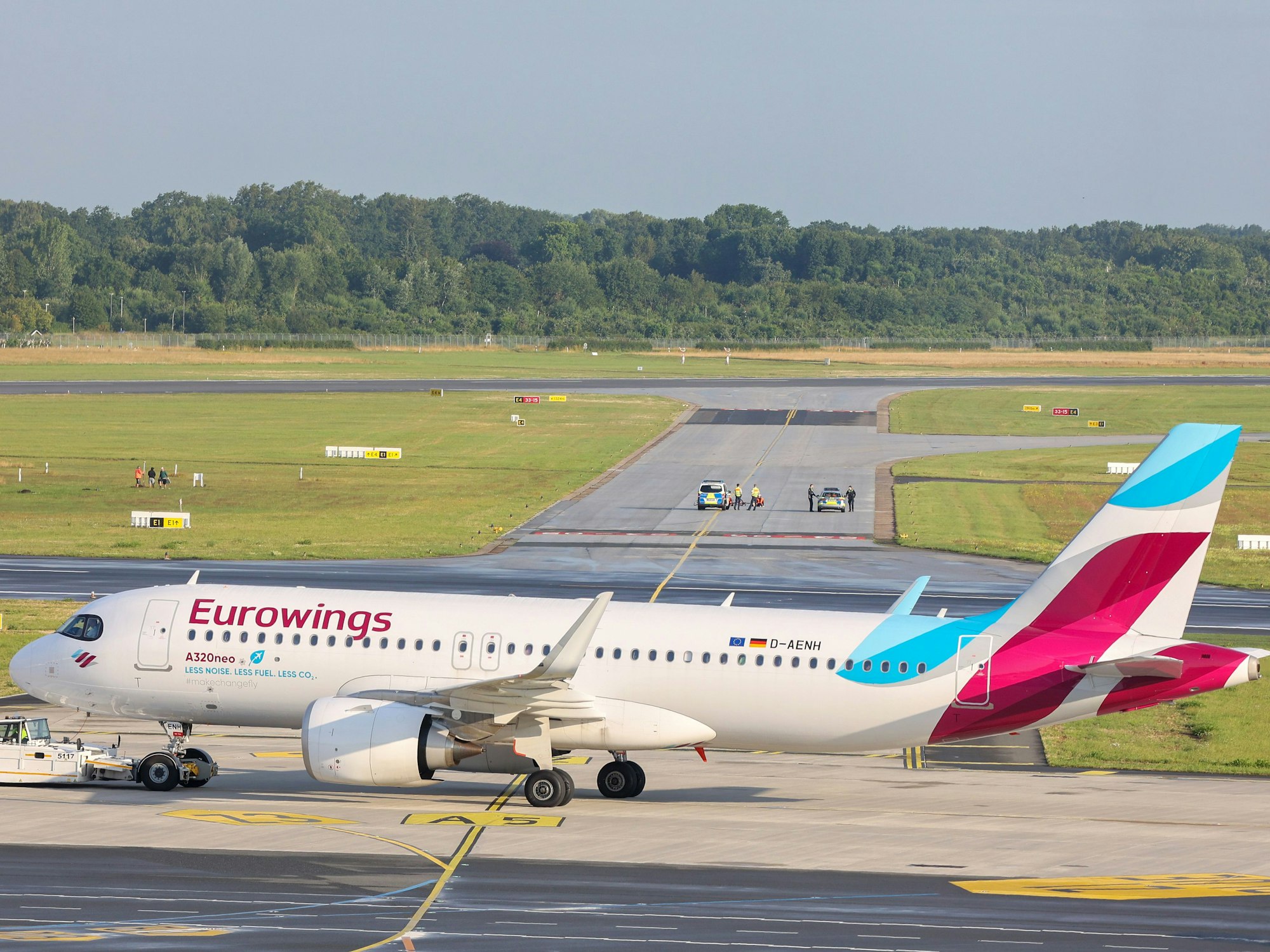 Ein Flugzeug der Airline Eurowings steht in Hamburg auf dem Rollfeld, hier im Juli 2023.