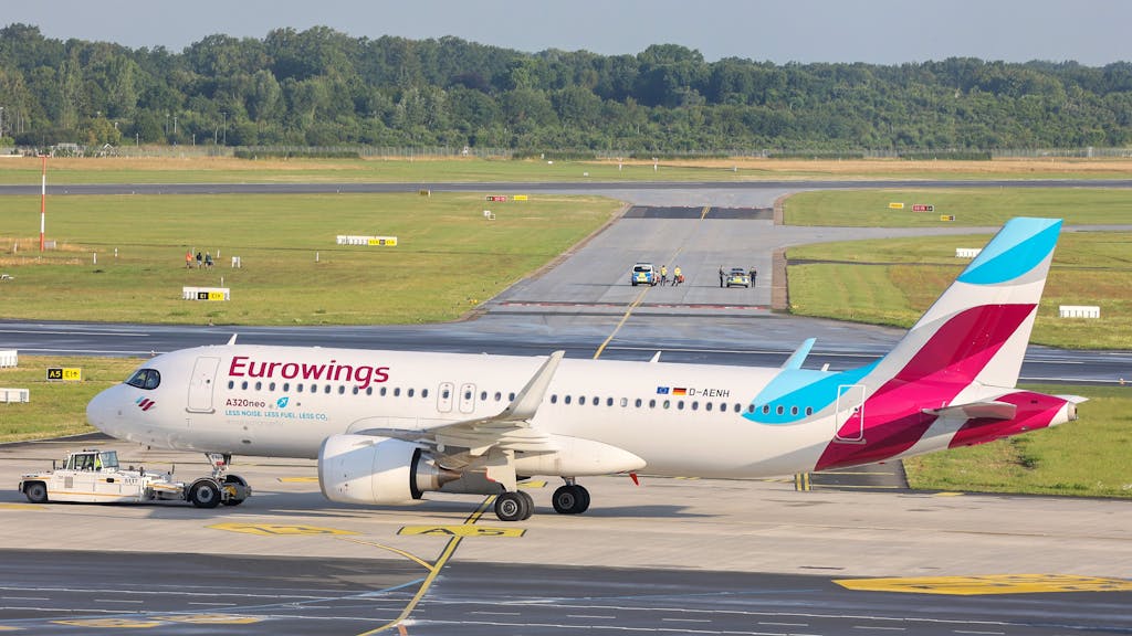Ein Flugzeug der Airline Eurowings steht in Hamburg auf dem Rollfeld, hier im Juli 2023.&nbsp;