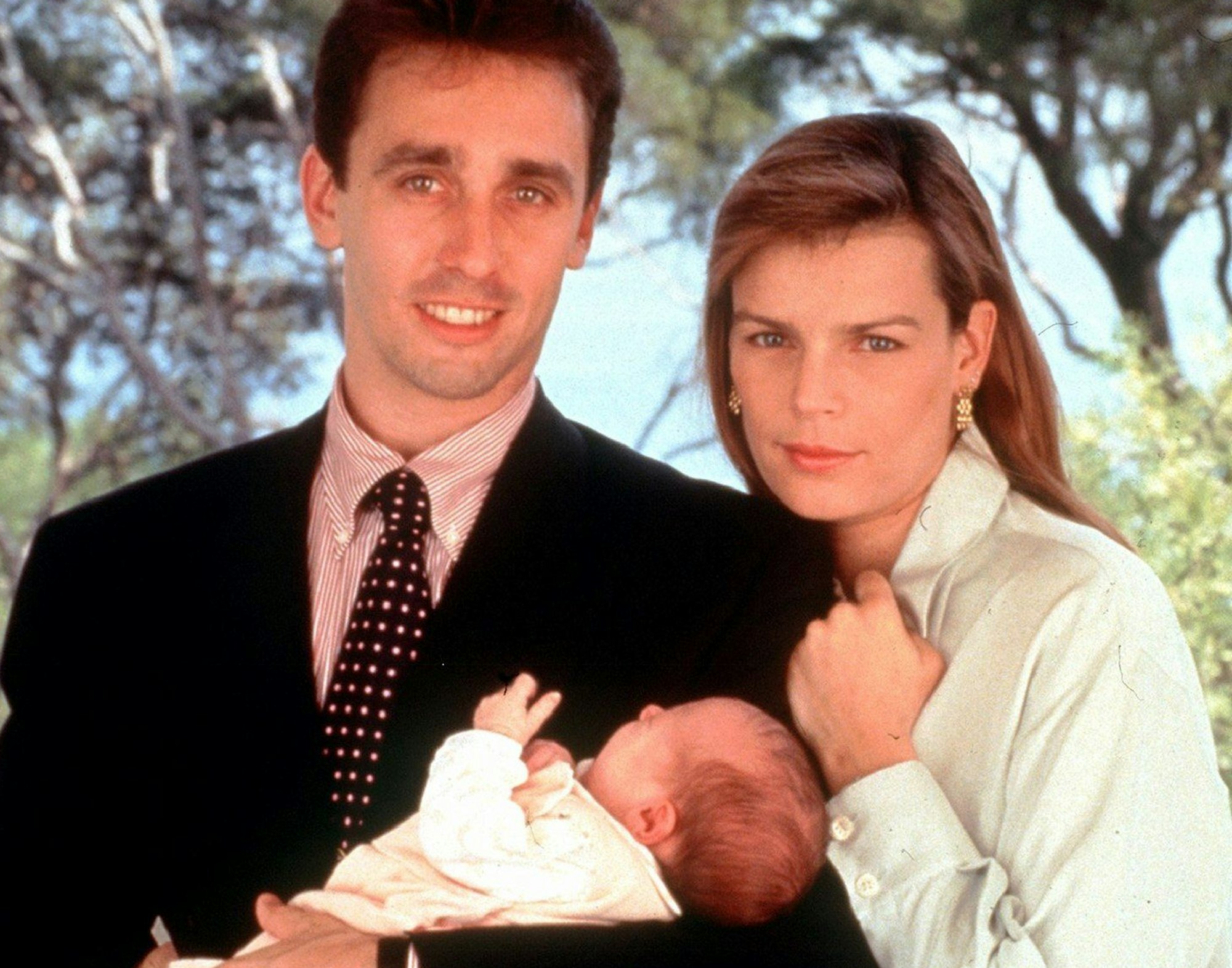 Das offizielle Foto von 1994 zeigt Prinzessin Stephanie von Monaco und ihren Lebensgefährten Daniel Ducruet mit dem Töchterchen Pauline.