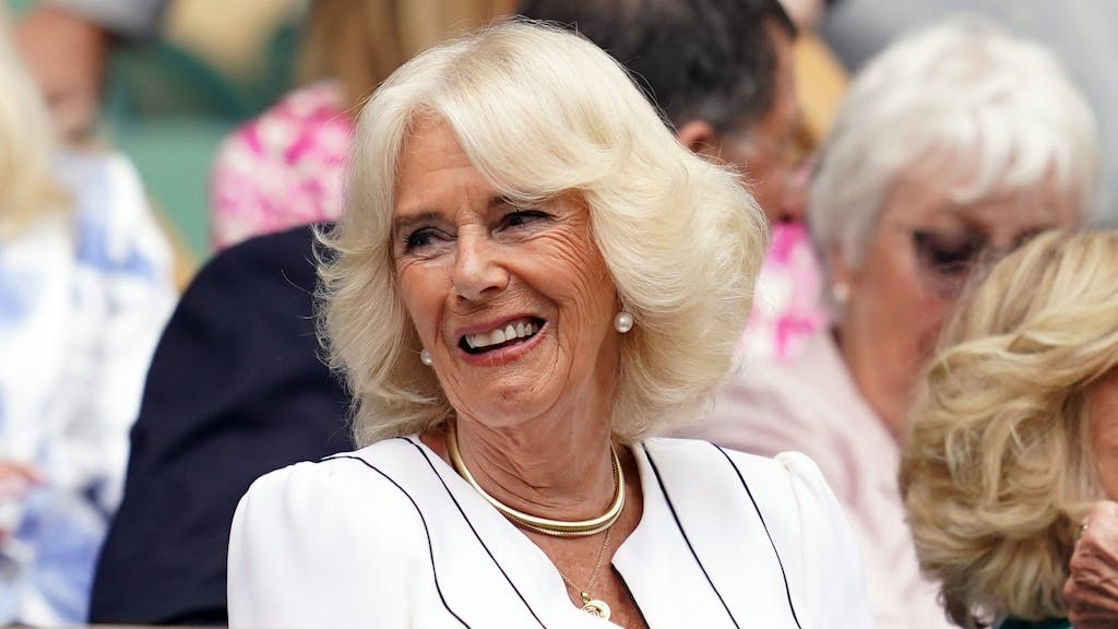 Königin Camilla lächelt&nbsp;im Juli 2023&nbsp;in der königlichen Loge im All England Lawn Tennis and Croquet Club.