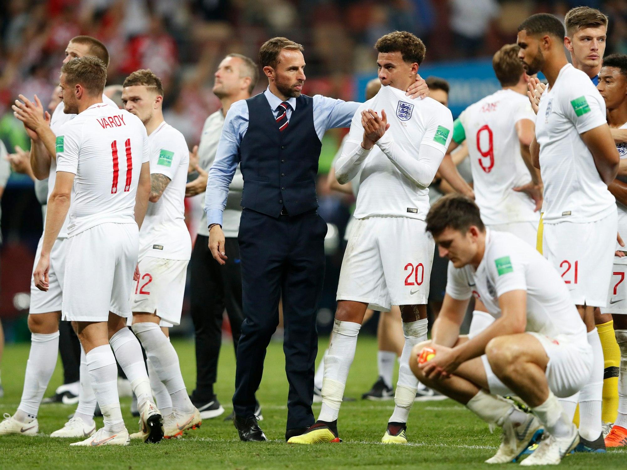 Nach dem Halbfinal-Aus bei der WM 2018 gegen Kroatien tröstet Trainer Gareth Southgate den englischen Nationalspieler Dele Alli.
