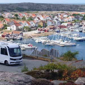 Ein Wohnmobil vor der schwedischen Küstenstadt Kungshamn