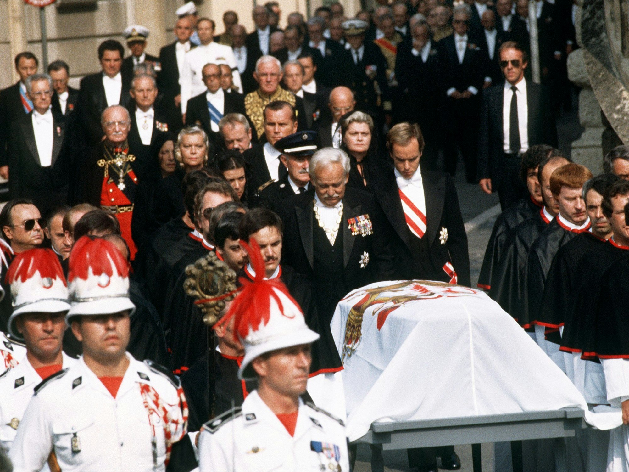Fürst Rainier von Monaco und seine Kinder Prinzessin Caroline und Prinz Albert folgen dem Sarg der verstorbenen Fürstin Gracia Patricia, als der Trauerzug vom Schloss zur Kathedrale von Monaco zieht.