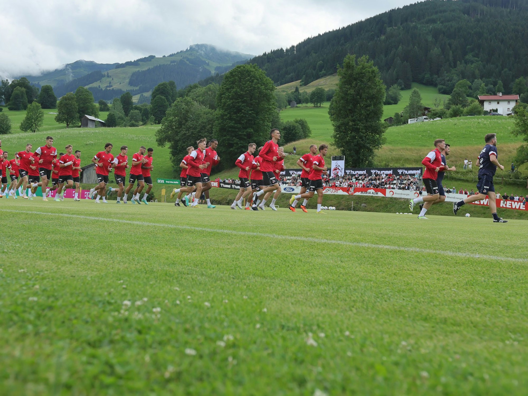 Die Mannschaft des 1. FC Köln läuft zu Trainingsbeginn.