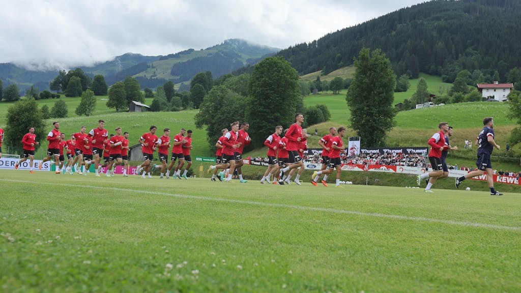 Das Team des 1. FC Köln trainiert in Maria Alm vor einer malerischen Kulisse (13. Juli 2023).