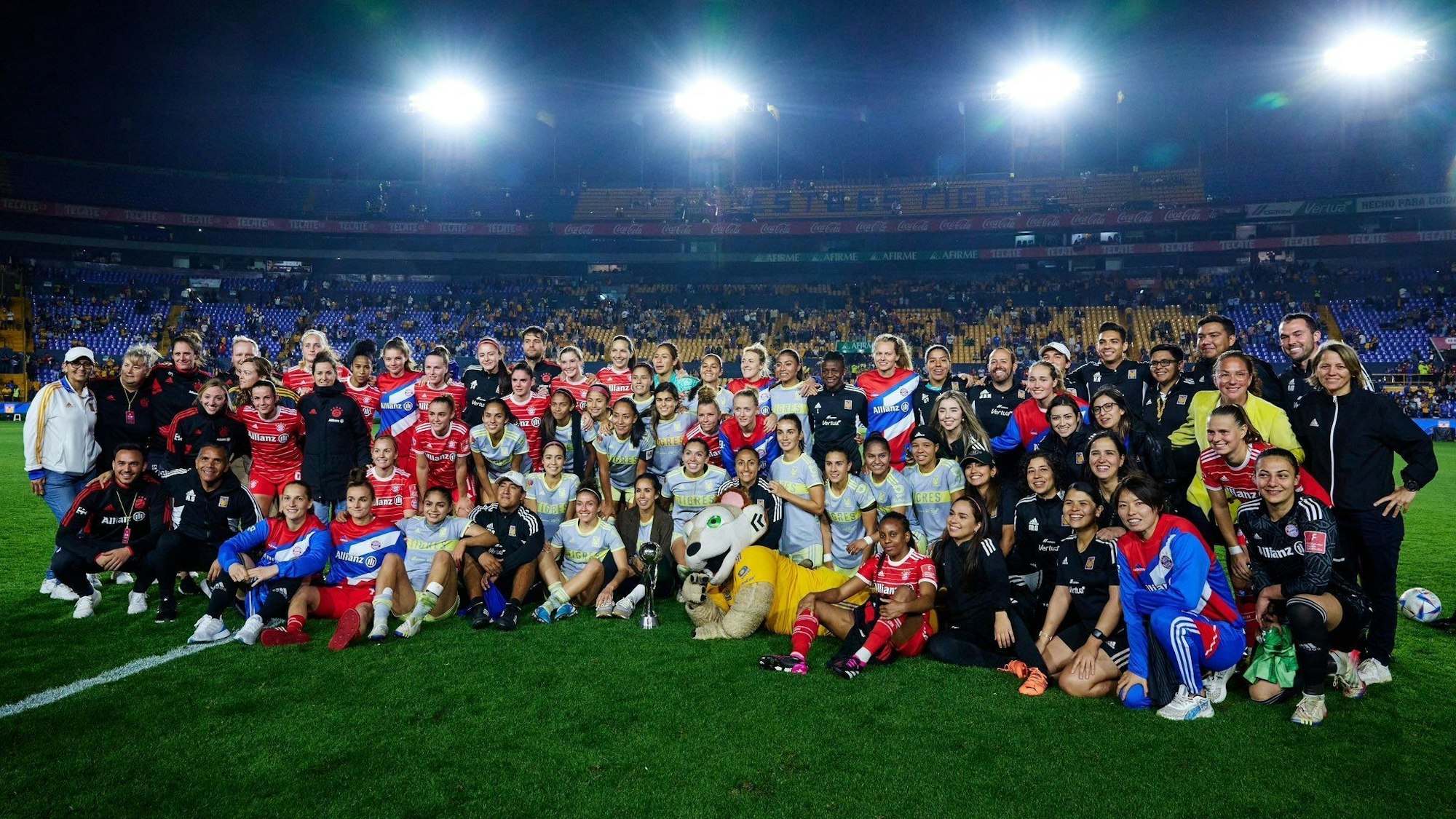Die Frauen-Mannschaft des FC Bayern posieren auf einem gemeinsamen Foto mit den Spielerinnen von Tigres UANL nach einem Testspiel.