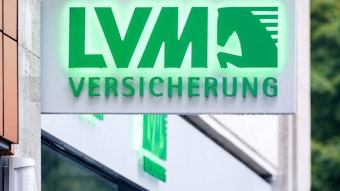 Die LVM Versicherung wird neuer Co-Sponsor von Borussia Mönchengladbach. Das Foto zeigt das Logo der Versicherung auf einem Schild in Düsseldorf am 5. August 2022.