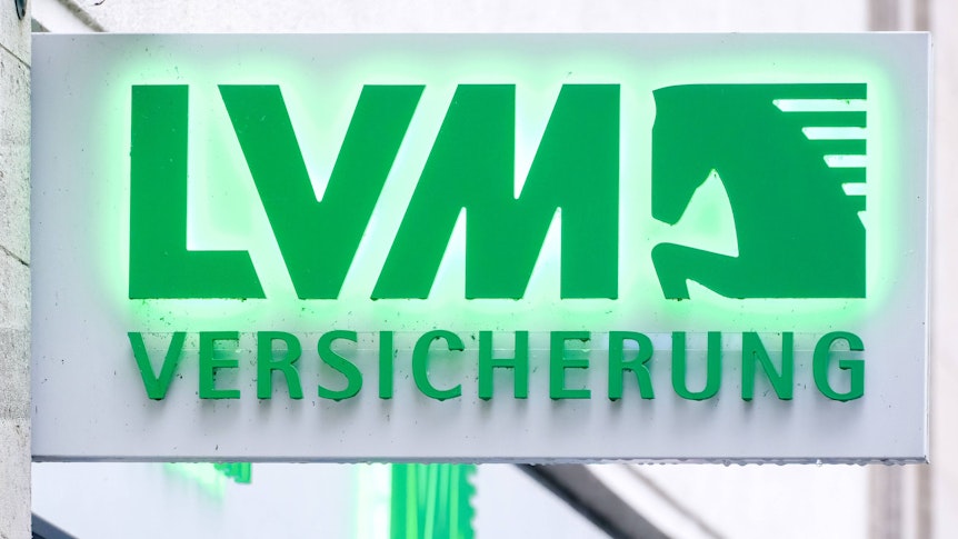 Die LVM Versicherung wird neuer Co-Sponsor von Borussia Mönchengladbach. Das Foto zeigt das Logo der Versicherung auf einem Schild in Düsseldorf am 5. August 2022.