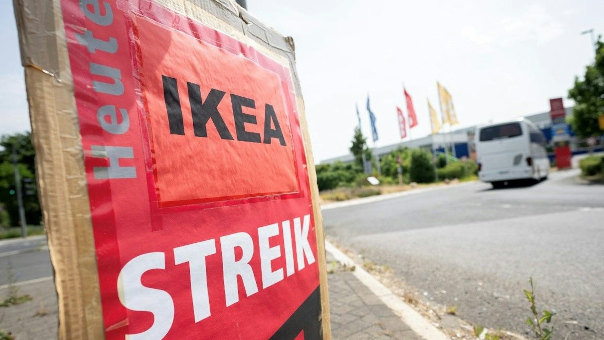 „Ikea Streik“ steht während eines Warnstreiks vor der Ikea