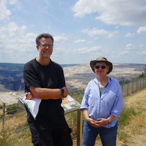 Jens Billaudelle und Jutta Schnütgen-Weber stehen vor dem Tagebau Hambach.