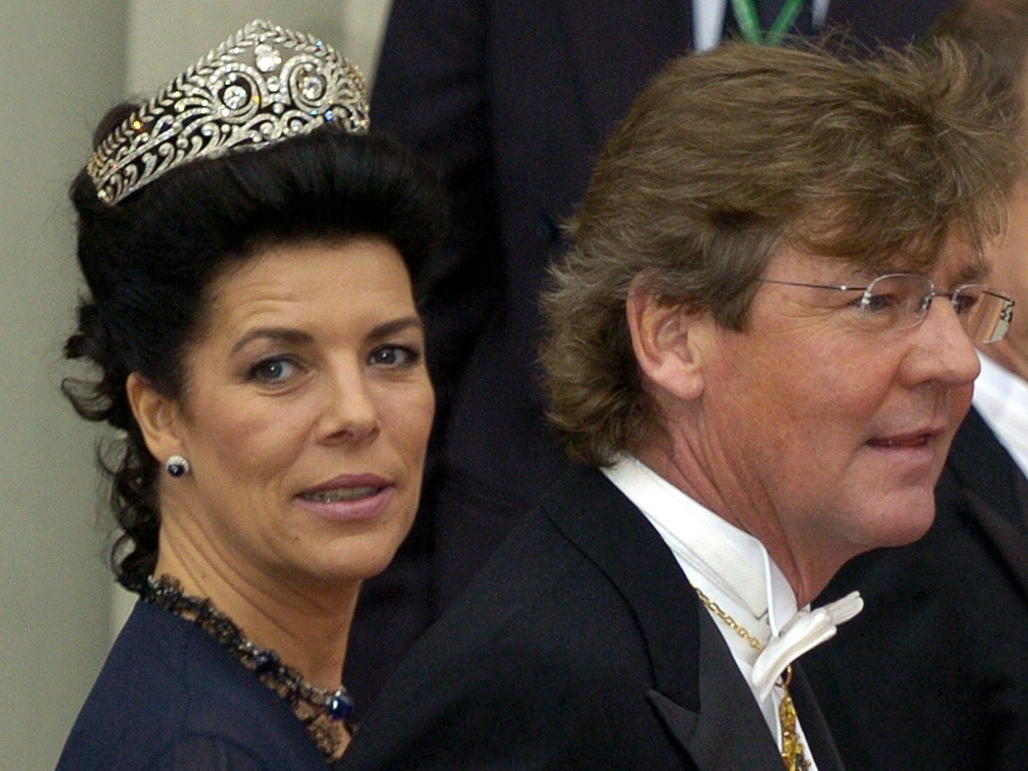 Prinzessin Caroline von Monaco und ihr Mann, Prinz Ernst August von Hannover, auf dem Weg zum Trauungsgottesdienst für den dänischen Kronprinzen Frederik und seine Braut Mary Donaldson in der Kathedrale in Kopenhagen.