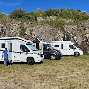Wohnmobile auf Campingplatz in Schweden