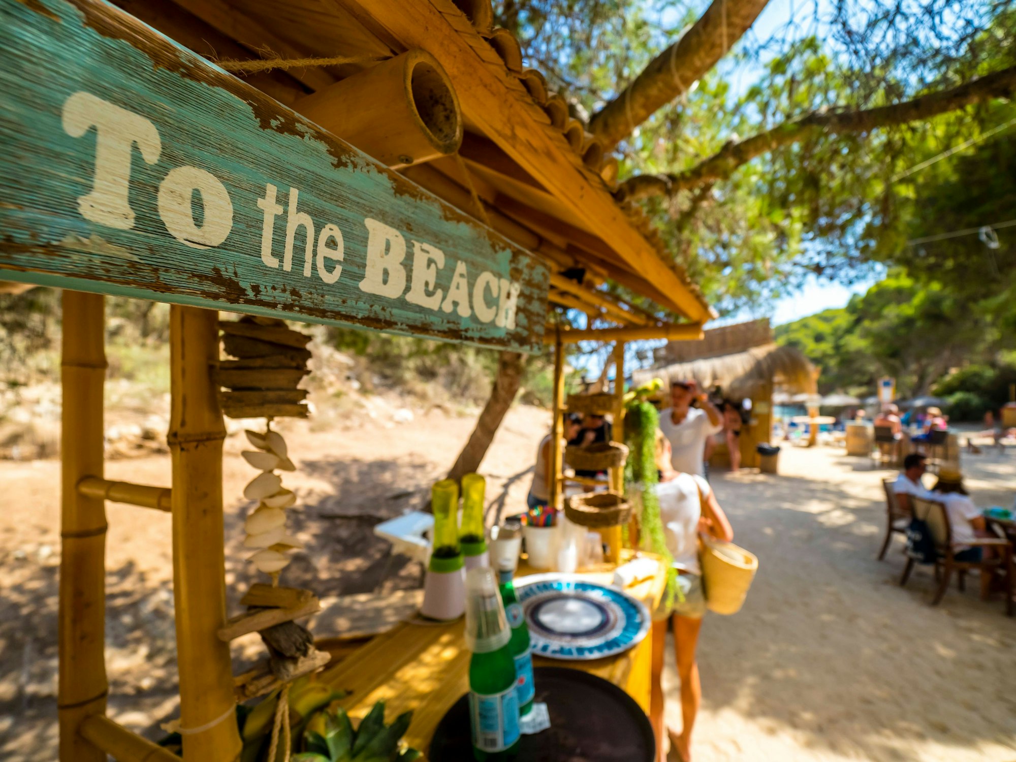Eine Strandbar mit der Aufschrift „To the Beach“ (Zum Strand) in Spanien.