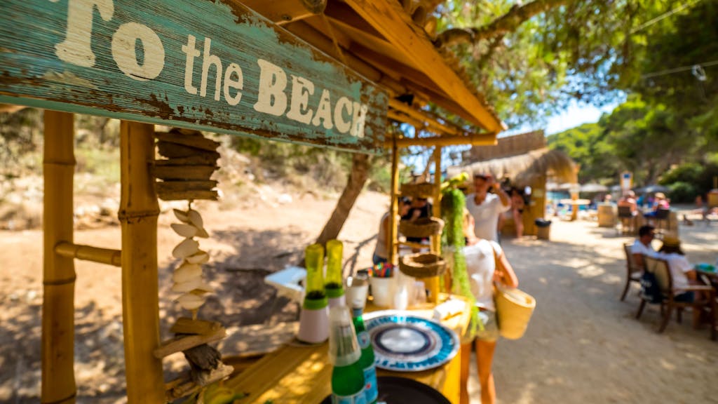 Eine Strandbar mit der Aufschrift „To the Beach“ (Zum Strand) in Spanien.