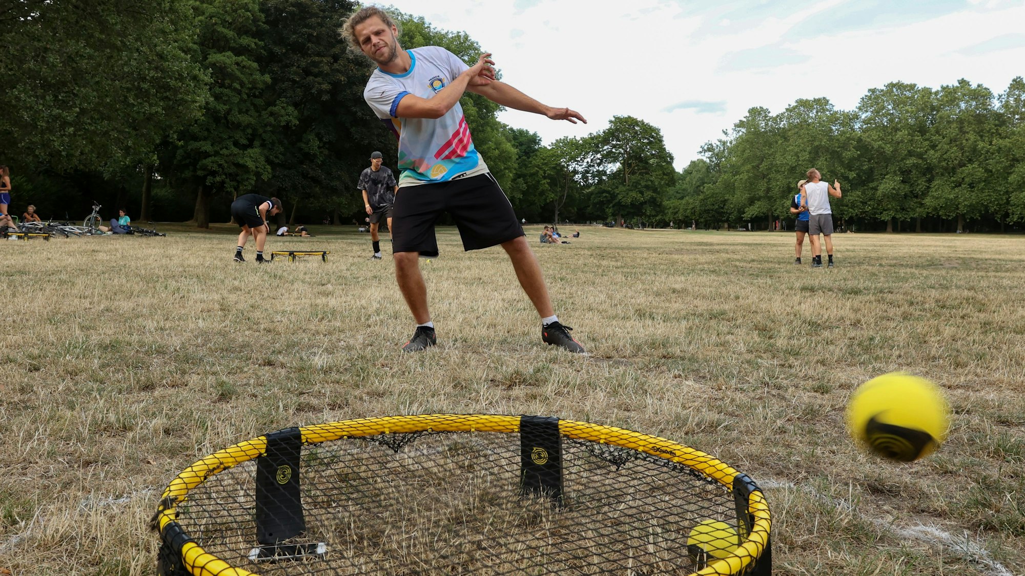 Ein junger Mann wirft einen Ball auf ein Roundet-Netz.