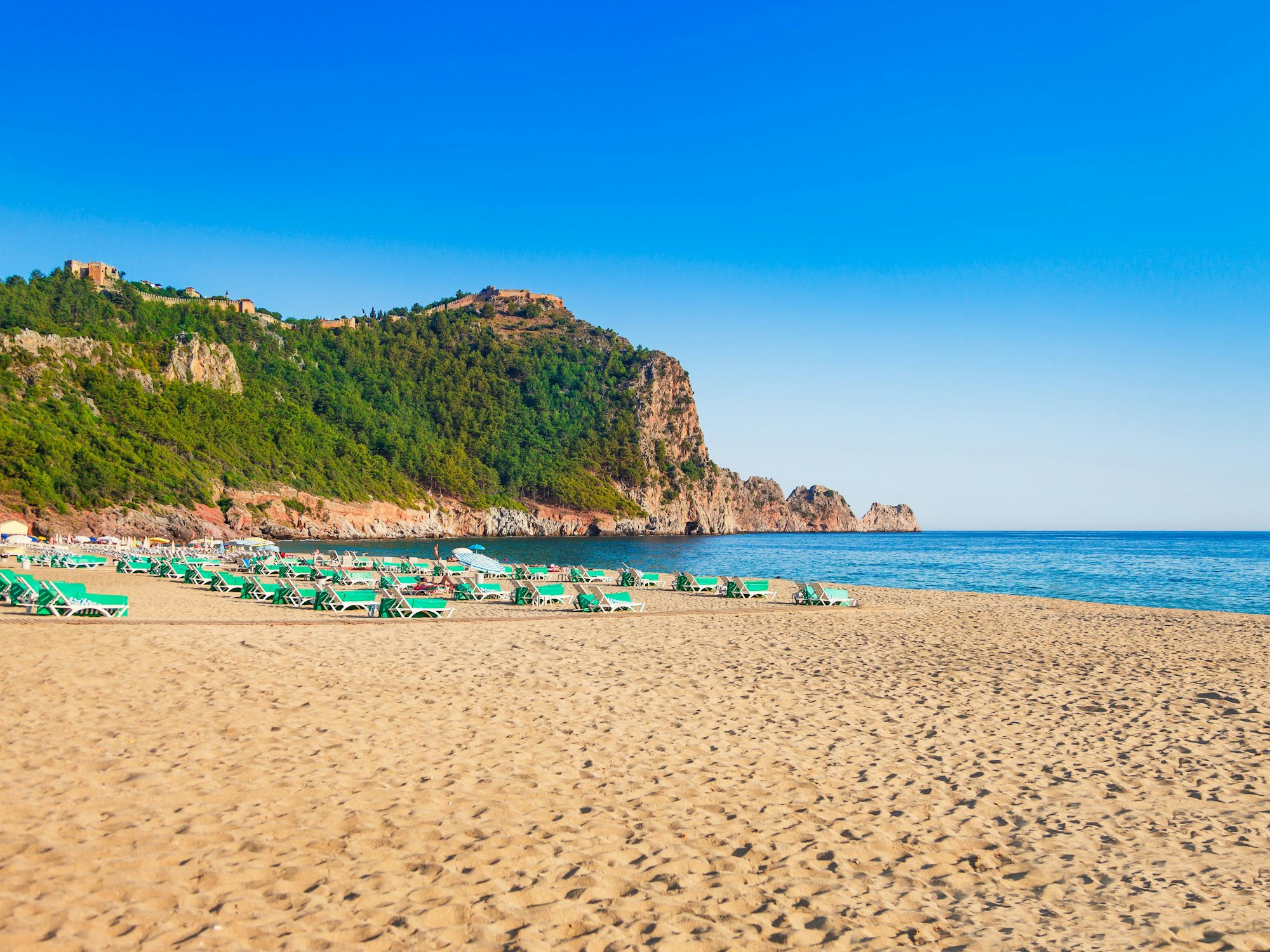 Sonnenliegen stehen am Kleopatra Beach in Alanya (Türkei). Der Kleopatra Beach in Alanya (Türkei) zählt zu den besten preiswerten Stränden in Europa.