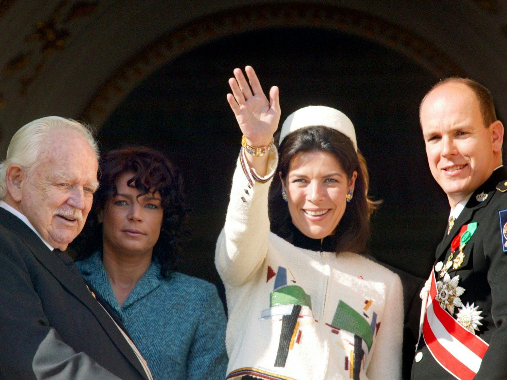 Fürst Rainier III. von Monaco zeigt sich mit seinen Kindern (l-r) Prinzessin Stephanie, Prinzessin Caroline und Erbprinz Albert am Nationalfeiertag am 19.11.2003 auf dem Balkon des Palastes in Monaco.