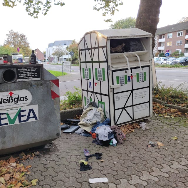 Wilder Müll an den Depotcontainer auf dem Leichlinger Rathaus-Parkplatz.