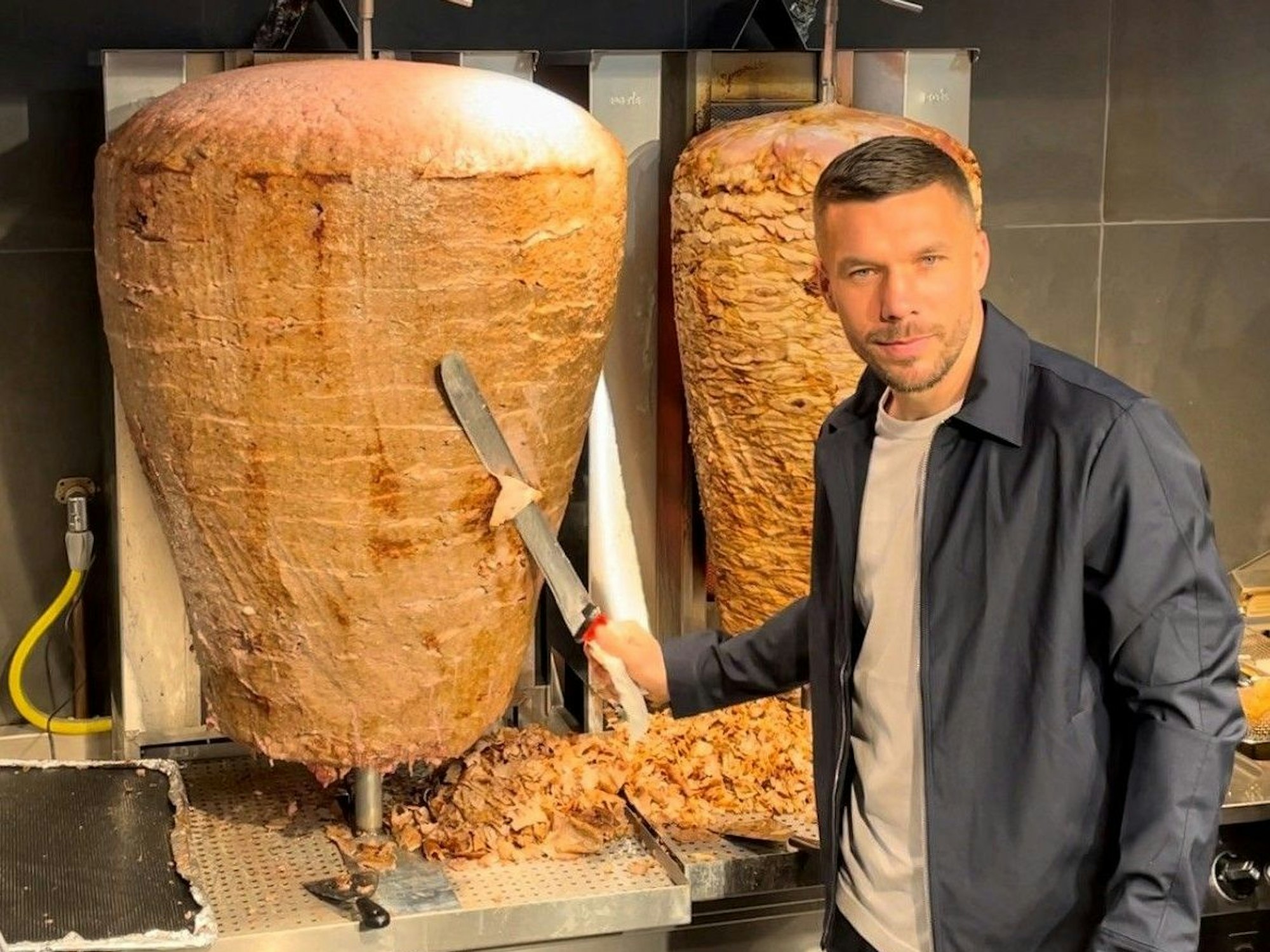 Lukas Podolski in seinem Döner-Laden.