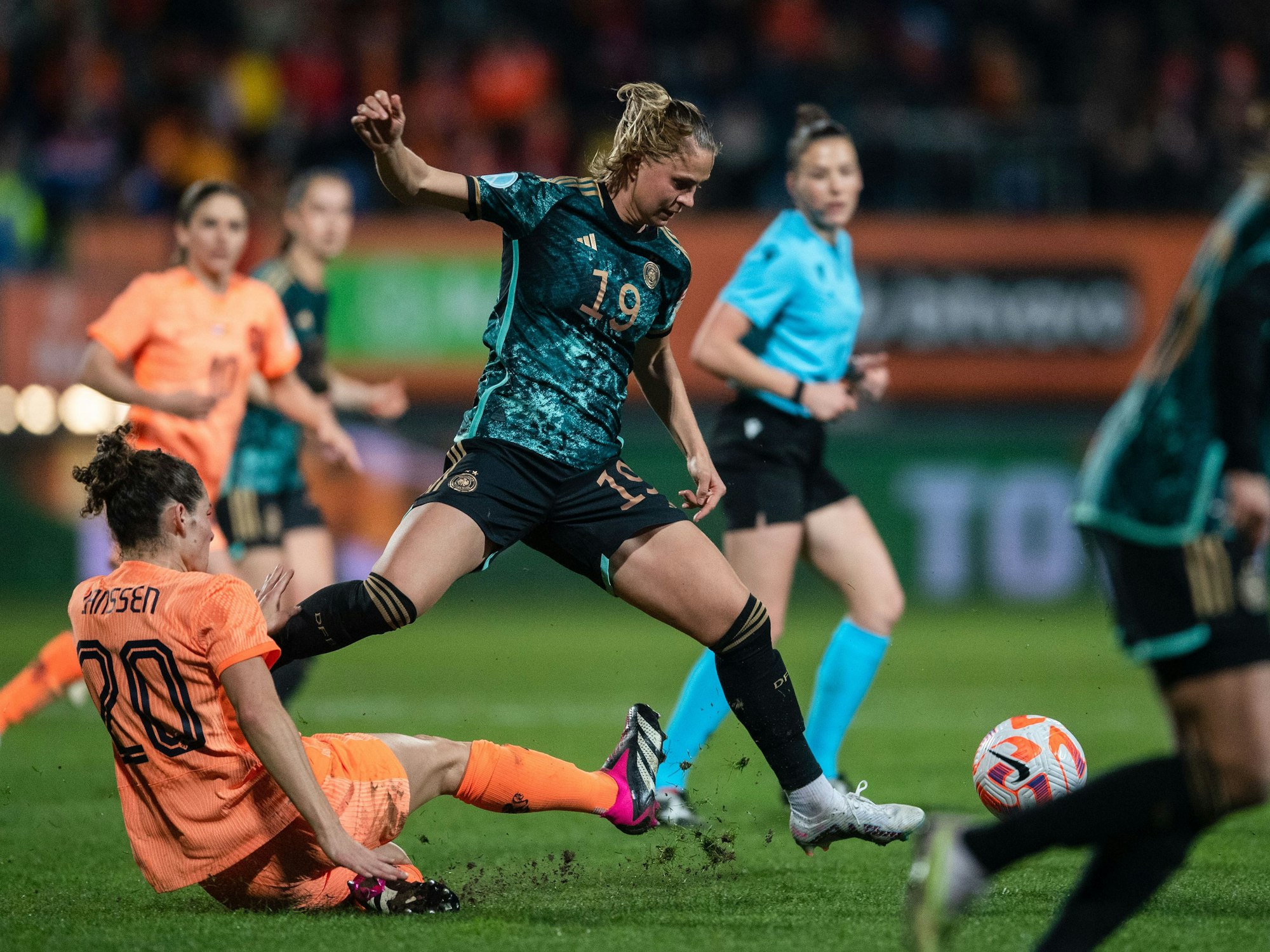 Die Niederländerin Dominique Janssen (l) versucht der Deutschen Klara Bühl den Ball abzunehmen.