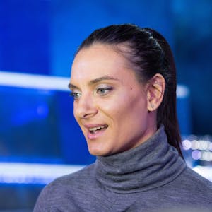 Die Doppel-Olympiasiegerin im Stabhochsprung Jelena Issinbajewa steht auf der Bühne in der Tennisakademie von Kasan in Russland.