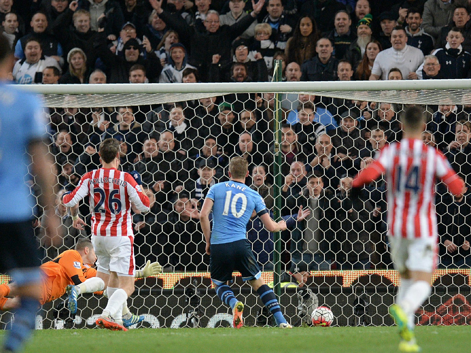 Harry Kane erzielt ein Tor für Tottenham gegen Stoke in der Premier League.