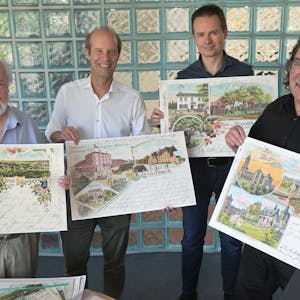 Peter Lückerath, Hans Martin Heider, Thomas Schwabach und Michael Werling (v.l.) zeigen alte Ansichtskarten von Bergisch Gladbach, die in einem Buch veröffentlicht werden sollen.