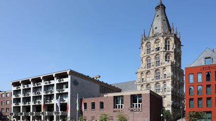 Das Historische Rathaus der Stadt Köln vom Alter Markt aus betrachtet.

